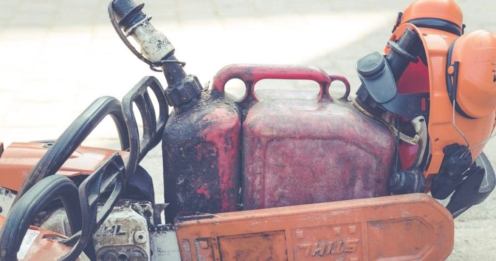 Benzin-Kettensägen und Benzinkanister