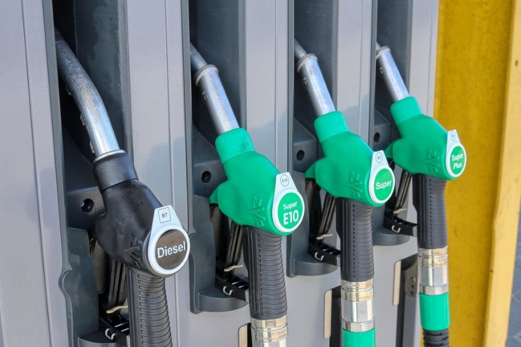 Benzin von der Tankstelle alleine reicht für Kettensägen in der Regel nicht aus.